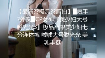 年轻胸前纹身的老婆给老公打飞机撸硬，女上位秒变榨汁打桩机