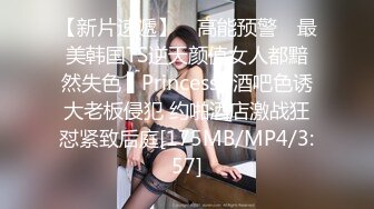 公司女厕偷拍橘色连衣裙漂亮的职员嘘嘘