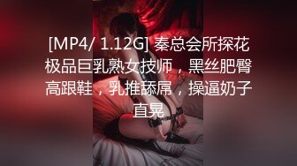 大妈刚刚洗完澡展示自己的美穴