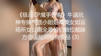 风骚小少妇户外勾搭农民大叔激情啪啪，让大哥伸进衣服摸骚奶子