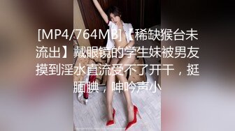 两个颜值女神，魔鬼身材玩直播脱光光用粉色道具自慰，