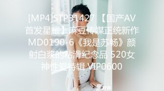 [MP4/ 730M] 00后小姐妹顶级女神颜值真高，逼毛有点多没想到这么骚，让大姐用道具玩弄骚穴水好多