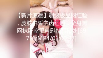 【中性打扮短发美女】超高颜值玻璃黄瓜自慰，边插边揉搓阴蒂，撩起衣服揉捏贫乳，快速抽插最后冲刺，太爽了高潮脸