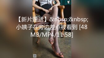 颜值非常不错的小妞全程露脸大秀，后面有个小姑娘自己在前面大黑牛自慰骚逼，找个没人的房间全裸给狼友看