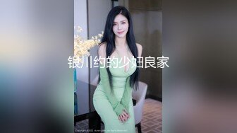 年轻胸前纹身的老婆给老公打飞机撸硬，女上位秒变榨汁打桩机