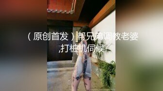 变态偷拍妹子上厕所被发现，妹子被吓得花容失色 惊声尖叫 把坏蛋小子吓得一溜烟就跑了