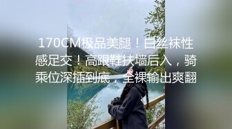 七月最新流私房大神极品收藏 商场女厕全景后拍系列 牛仔裙靓妹爱干净用卫生纸垫脚