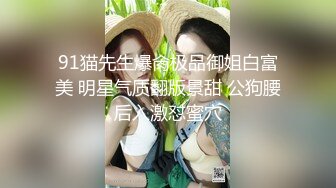 青春美少女、体验性的快乐，躲在厕所里用AV棒插小穴，淫水流了好多！