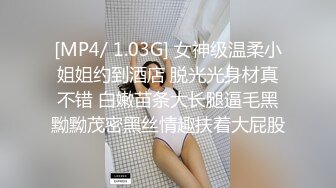 女友穿着jk裙被后入