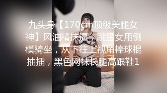 刚刚还坐在你身边的可爱女孩躲在厕所里给别人拍色色的视频