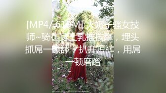 开裆黑丝加红肚兜骚妻，听声可射