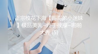 焦急的无胸罩女人