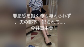 少女用扩阴器展示自己的阴道和宫颈