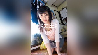 【MP4/HD】白皙皮肤粉嫩美乳！拨开内裤看穴，毛毛杂乱骚逼，掰开特写清晰可见