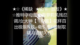 办公桌上操逼【十柒学姐】黑丝美腿按着头深喉，坐在办公桌上，扛起双腿深插，操完电动舌头伺候