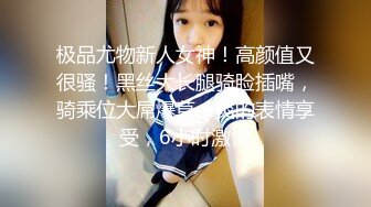 卖盆栽的老板娘 一弯腰胸前两颗奶头就探出头来 让顾客舍不得走