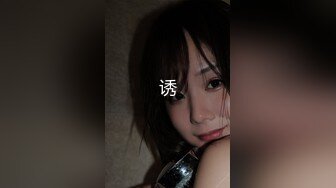 油头满面的韵味美少妇一个全裸自慰，特写美鲍鱼，道具插穴手指玩穴淫水渗出