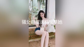 偷拍穿着透明内裤的小美女拉大号