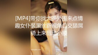 超高颜值纯欲系美女，撩起裙子搔首弄姿，里面啥也没穿，贫乳小奶子多毛骚穴