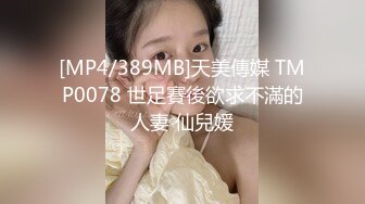 休闲会所里的女技师，玩个小活不断摆弄小哥的大鸡巴，足交口交性感的内裤给你看骚逼，最后把大哥口加撸弄射