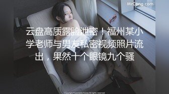 Jk美女 透明蓝内内紧紧卡着性感大屁屁