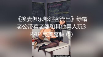 下頜線美腳路上飲酒的苗條美女大學生