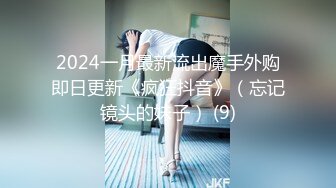 [MP4/ 147M] 熟女妈妈 精神小伙和妈妈边操边缠绵互吻 趴在妈妈丰腴的身上大力抽插 只听啪啪作响