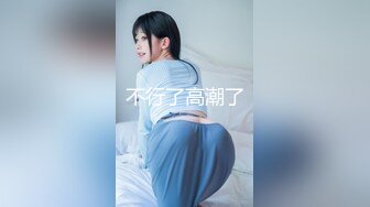 穿着开裆裤拿震动棒自慰的小美女