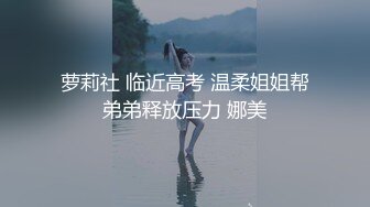 颜值不错小姐姐穿着白衣牛仔裤，坐沙发上揉捏她