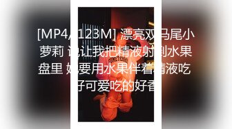 【精品❤️香艳公厕】极品貌美少女在躲在厕所自慰边看A片边揉阴蒂非常陶醉高潮看着湿透的双指意犹未尽妙呀