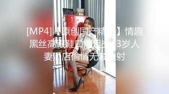 卿本佳人VIP扎着辫子两女一男激情啪啪，黑色网袜上位骑坐抽插晃动大奶