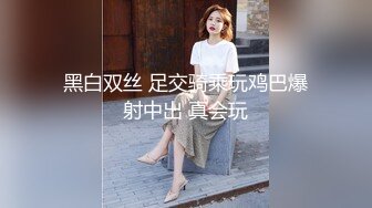 公交车站一路跟踪CD短裙美女竟然没有穿内内??两片有点发黑的大阴唇直接暴露出来了