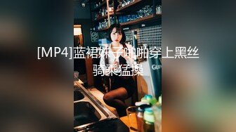 培训机构女厕蹲守长相甜美小女神 两片八字型唇肉看着就让人心动