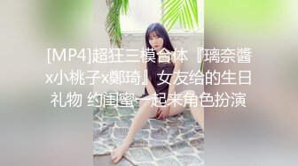 胖男老哥双飞两个萝莉萌妹子浴室口交，汉服妹子解开衣服摸大奶，双女舔奶抽插猛操呻吟