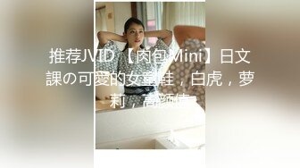 爆乳眼镜小美女 按着脑袋一顿插嘴 无毛小穴啪啪爆操 尿完尿继续猛干