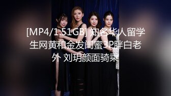 “还有一分钟交作业”极度反差的英语老师在讲台上从裙子里脱下内裤用跳蛋自慰一边巡视一圈 真是太刺激了