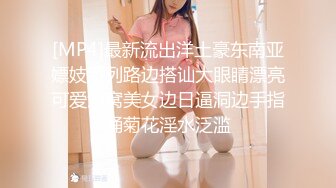 黑丝小少妇露脸跟两个小哥玩3P，让小哥调教听狼友指挥