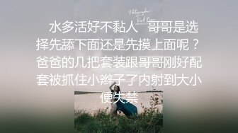 丝袜高跟露脸颜值不错的女模特镜头前发骚，大黑牛假鸡巴深喉舔弄，淫声荡语掰开骚穴看特写