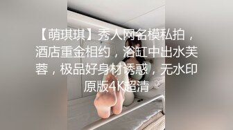 00后母狗粉穴掰开给我看，慢慢抽动