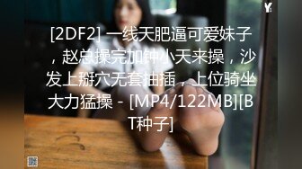 《魔手外购秘极品CP》厕拍达人潜伏女厕独占坑位隔板缝逼脸同框现场实拍多位小姐姐方便，极品肉丝美腿高颜美女擦逼的动作都好看 (5)