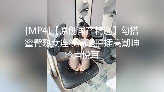 理发店老板娘给顾客理完发，问人家要点小活儿不，带到私密房里口爆，主动脱下衣服被摸奶摸逼，屋里还有不少小孩声音，刺激！