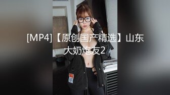 客厅的淫乱，双女群战被操的语无伦次，女上位换个姿势享受场面淫乱