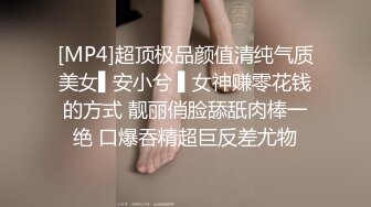 獨家網路熱點視訊：格子裙美女廁所口交啪啪