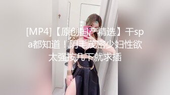 偷拍大师商场尾随偷拍??美女裙底风光清纯女学生白色连衣裙，性感粉丝内裤