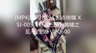 《魔手外购极品厕拍》商业城女厕全景偸拍多位少女少妇熟女方便，后位先拍脸再拍大白屁股，憋尿到极限的良家少妇动作逗死人 (2)