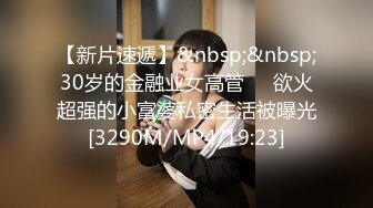 洗澡间男友小心翼翼的为女友刮穴毛❤️不怕把B划破吗？