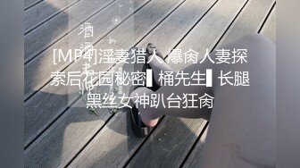 熟女阿姨 屁股撅起来 肥哥操了几下黑鲍鱼 惦记阿姨的老菊花了 很难插入 用淫水润滑 功夫不负有心人 成功