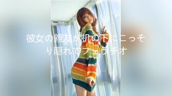 彼女の親友が机の下にこっそり隠れてフェラチオ