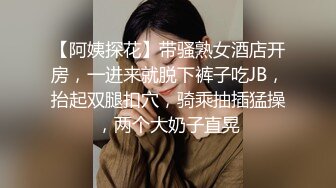 当着两个闺蜜的面，苗条妹子和男友无套啪啪，大屌多角度操逼，白浆很多