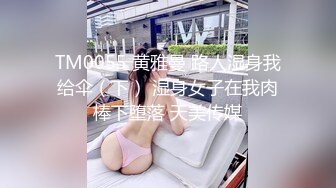 粉裙美艳少妇和家人逛公园 性感蕾丝透明内裤包裹肉臀前C微透黑森林弯腰撅臀裆部有湿痕很诱惑